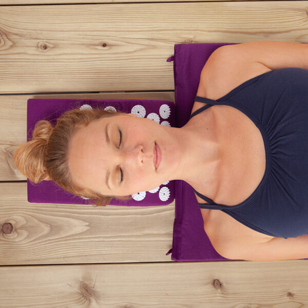 yoga_meditation_pilates_akupressur_set_aubergine_anwendung2