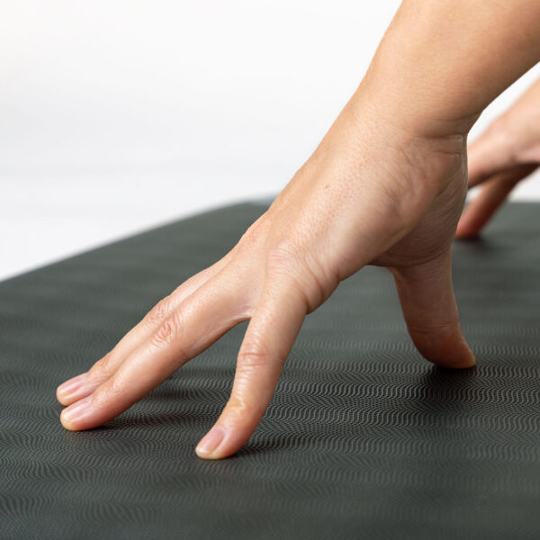 yoga_meditation_pilates_naturkautschuk_yogamatte_ecopro_schiefergrau_hand_struktur
