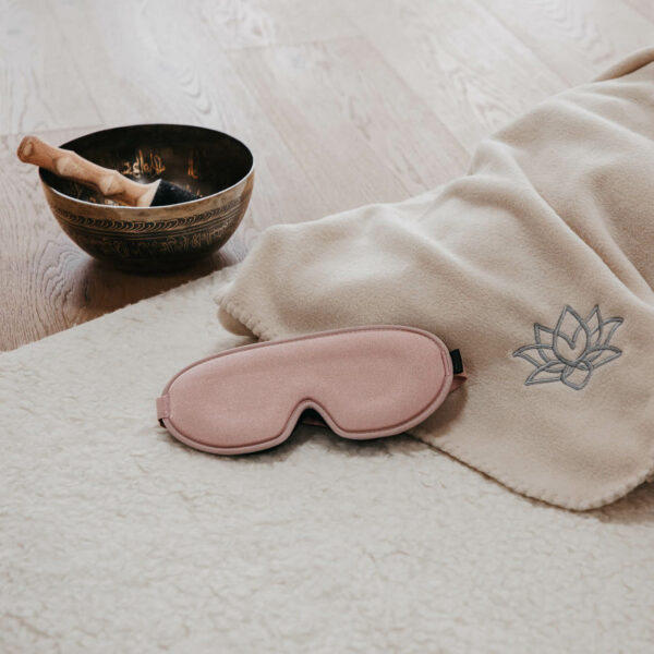 Schlafmaske für tiefe Entspannung von Welltouch in rosa, in Umgebung