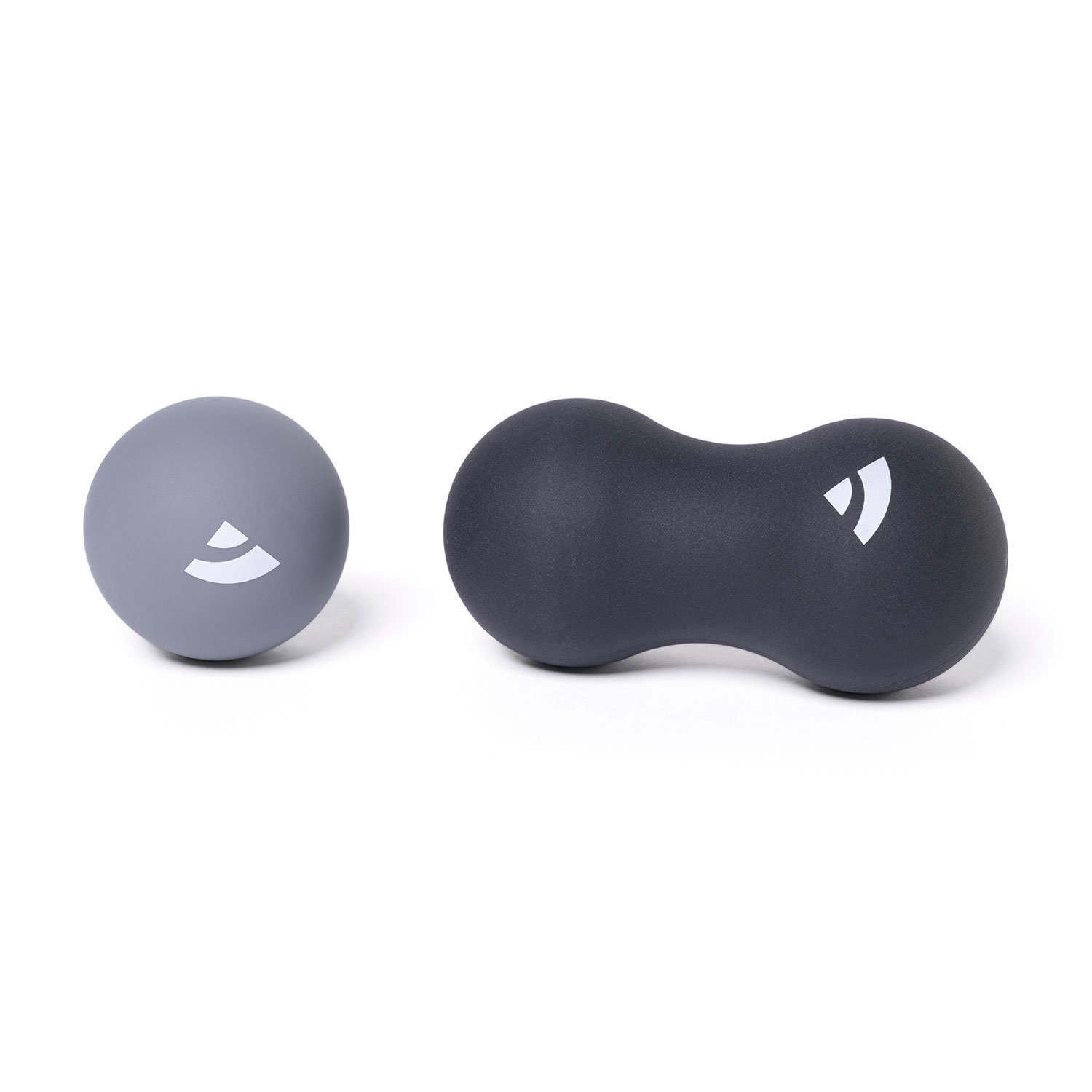 Schwarzer Peanut Massageball und grauer Faszienball des Faszien-Sets auf weißem Hintergrund