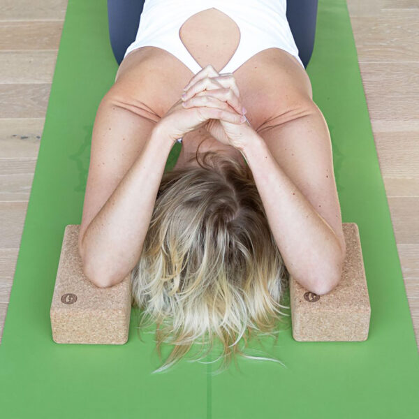 gym_yoga_meditation_pilates_korkblock_anwendung_brustoeffner_auf_phoenixmatte_gruen