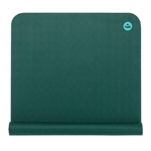 Grüne EcoPro Travel Yogamatte in Jungle Green, teilweise eingerollt mit sichtbarem bodhi Logo