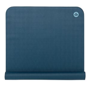 Blaue EcoPro Travel Yogamatte in Ozean, teilweise eingerollt auf weißem Hintergrund