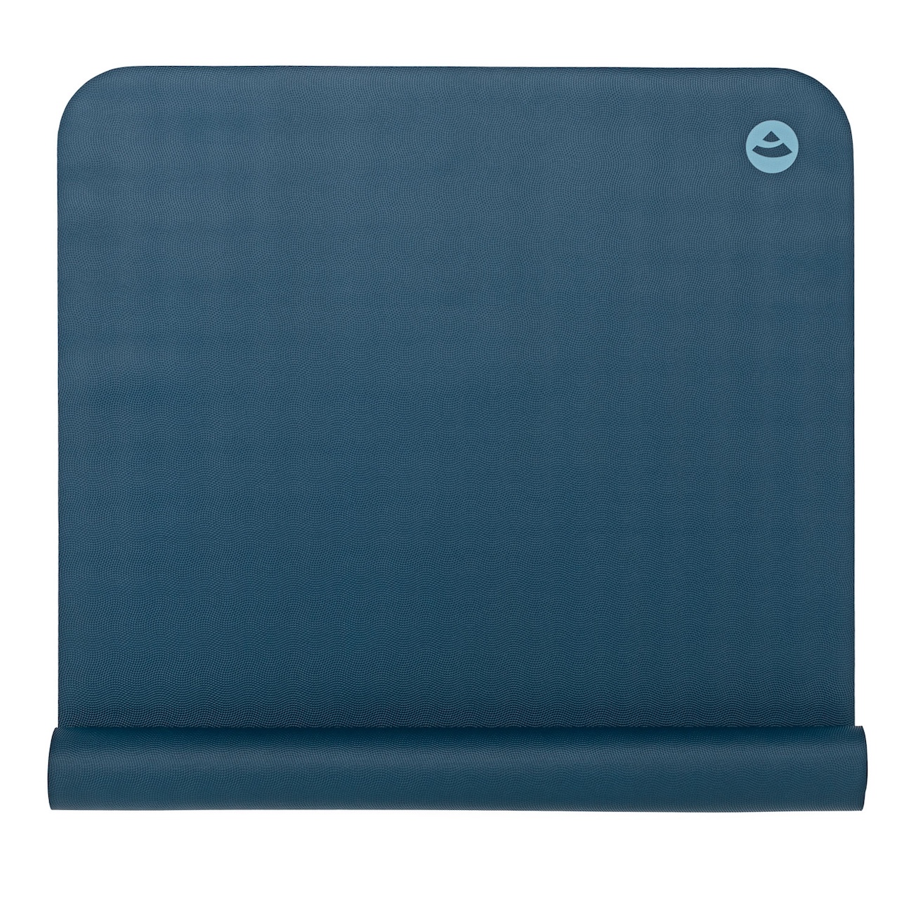 Blaue EcoPro Travel Yogamatte in Ozean, teilweise eingerollt auf weißem Hintergrund