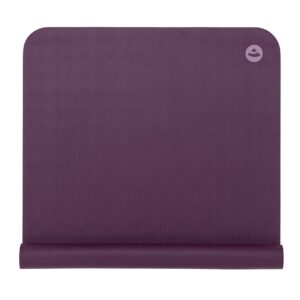 Violette EcoPro Travel Yogamatte, teilweise eingerollt mit strukturierter Oberfläche und bodhi Logo