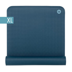 Yogamatte EcoPro XL 4 mm in Ozean, teilweise eingerollt mit XL-Kennzeichnung