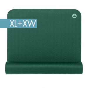 EcoPro XL/XW Yogamatte in Jungle Green, teilweise eingerollt mit XL+XW-Kennzeichnung