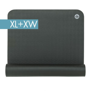 EcoPro XL/XW Yogamatte in Schiefergrau, teilweise eingerollt mit XL+XW-Kennzeichnung
