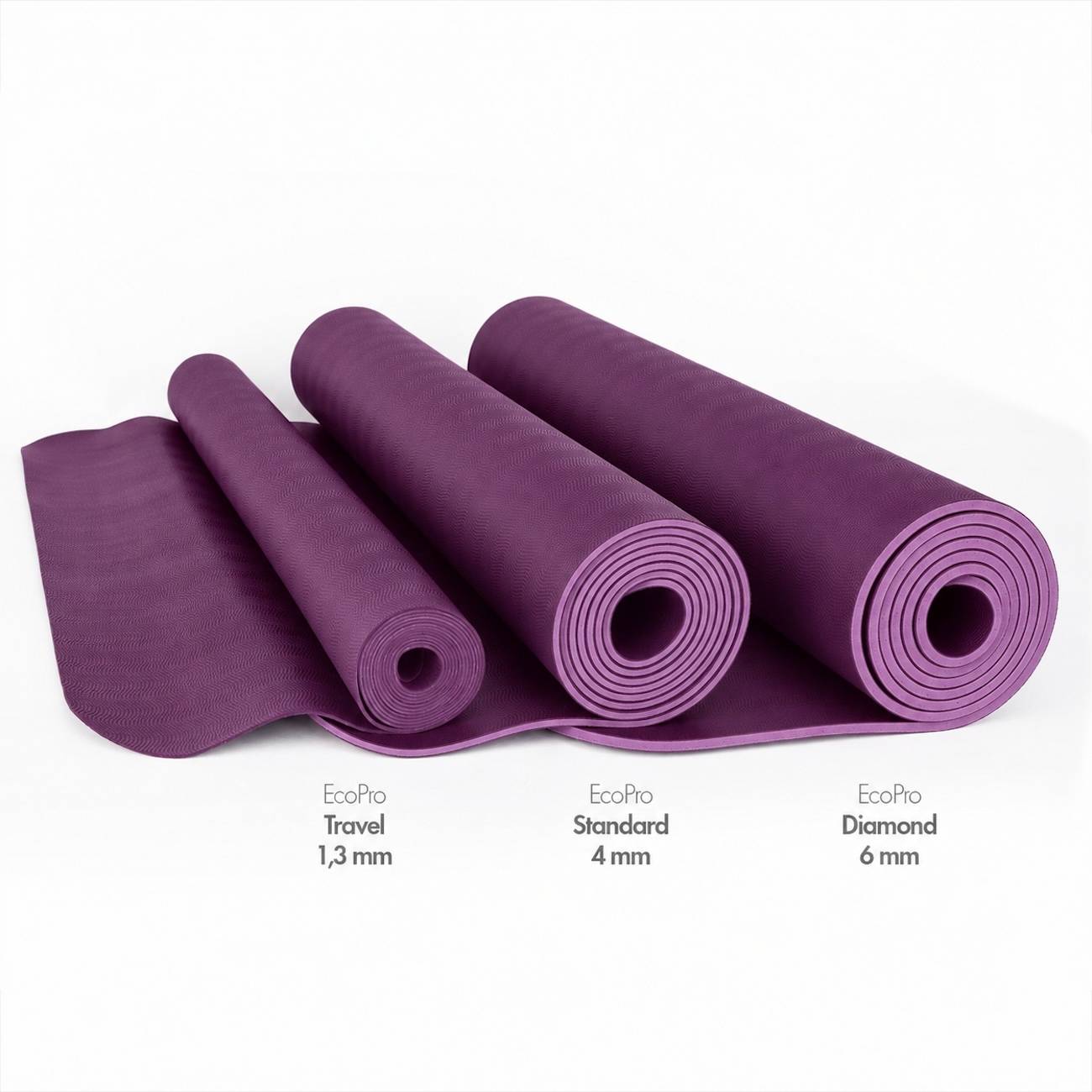 Drei violette EcoPro Yogamatten mit unterschiedlicher Mattenstärke: Travel 1,3 mm, Standard 4 mm und Diamond 6 mm.